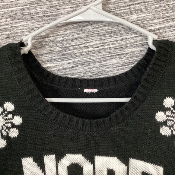 Women’s Black Holiday Cat Blinking Lights Long Sleeves Hearts Knit Sweater - Picture 5 of 5